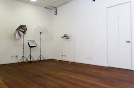 Affordable photography studio complete with lighting equipment, image 1