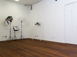 Affordable photography studio complete with lighting equipment, image 1