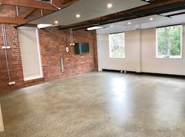 Large studio perfect for hosting a class or workshop, image 1
