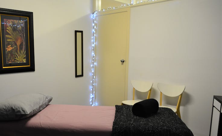 This treatment room is fully furnished to impress your clients, image 4